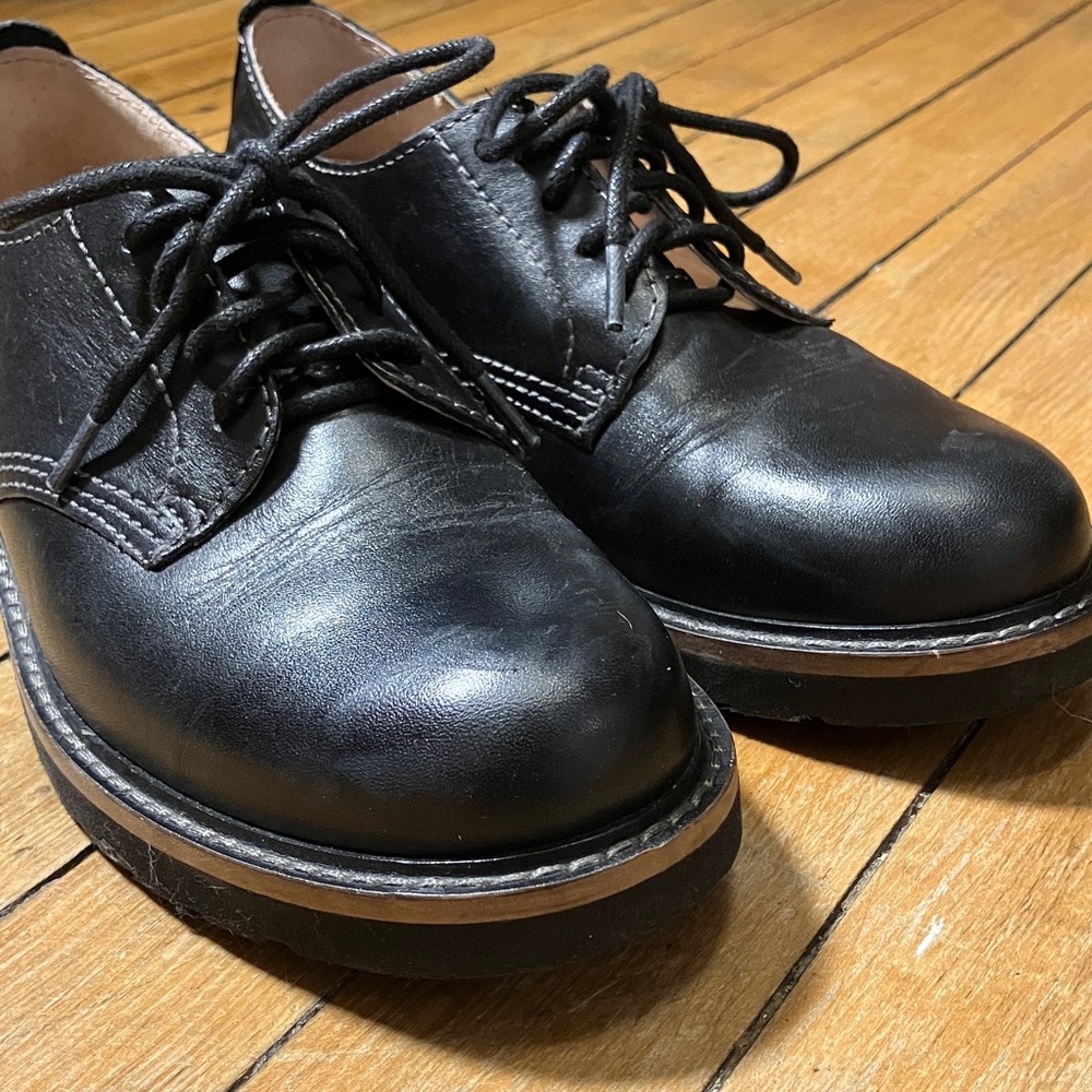 Taos Footwear Black Leather Lace-Up Oxford Flats